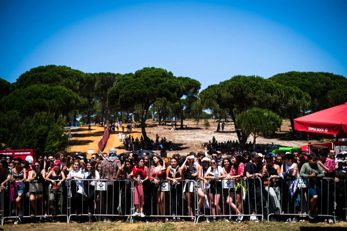 Festival de verão Super Bock Super Rock decorre num pinhal junto à praia do Meco, em Sesimbra.