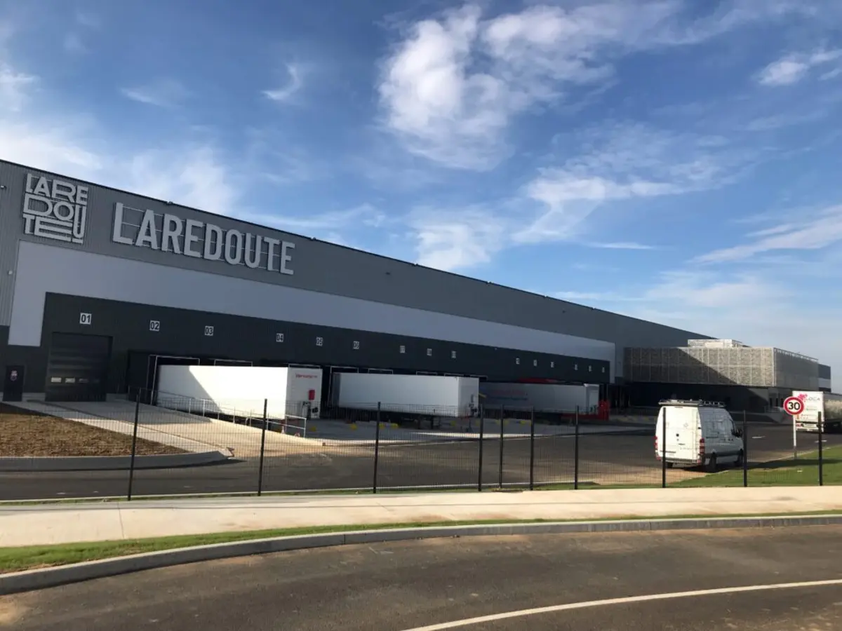 Imagem de contexto do artigo La Redoute avisa para eventuais atrasos após destruição da depressão Kristin