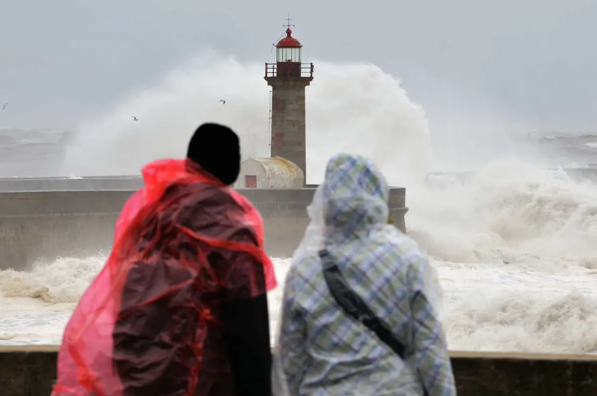 Os distritos do Porto, Viana do Castelo, Aveiro e Braga estão também sob aviso amarelo devido à previsão de aguaceiros