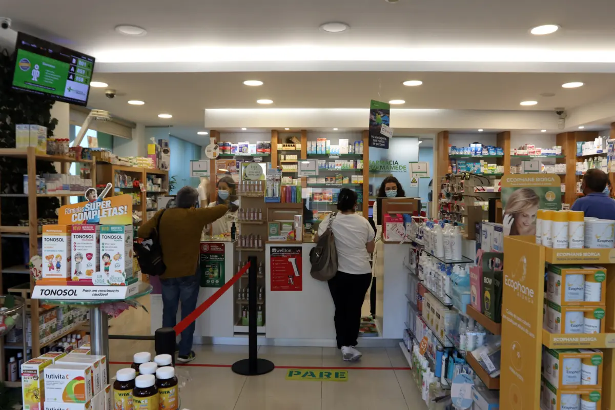 Em causa, desconto de 50% da parcela não comparticipada pelo Serviço Nacional de Saúde (SNS) em medicamentos