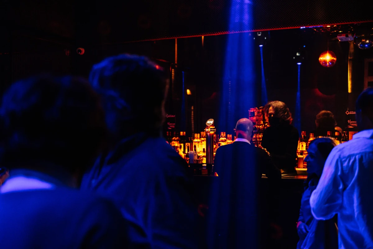 O visado aliciava jovens mulheres na zona de Lisboa para frequentarem festas em pequenos grupos