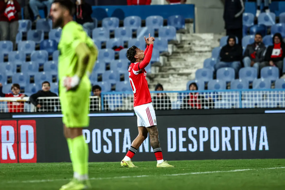 Richard Ríos marca, de cabeça, o primeiro golo do Benfica e abre caminho ao apuramento