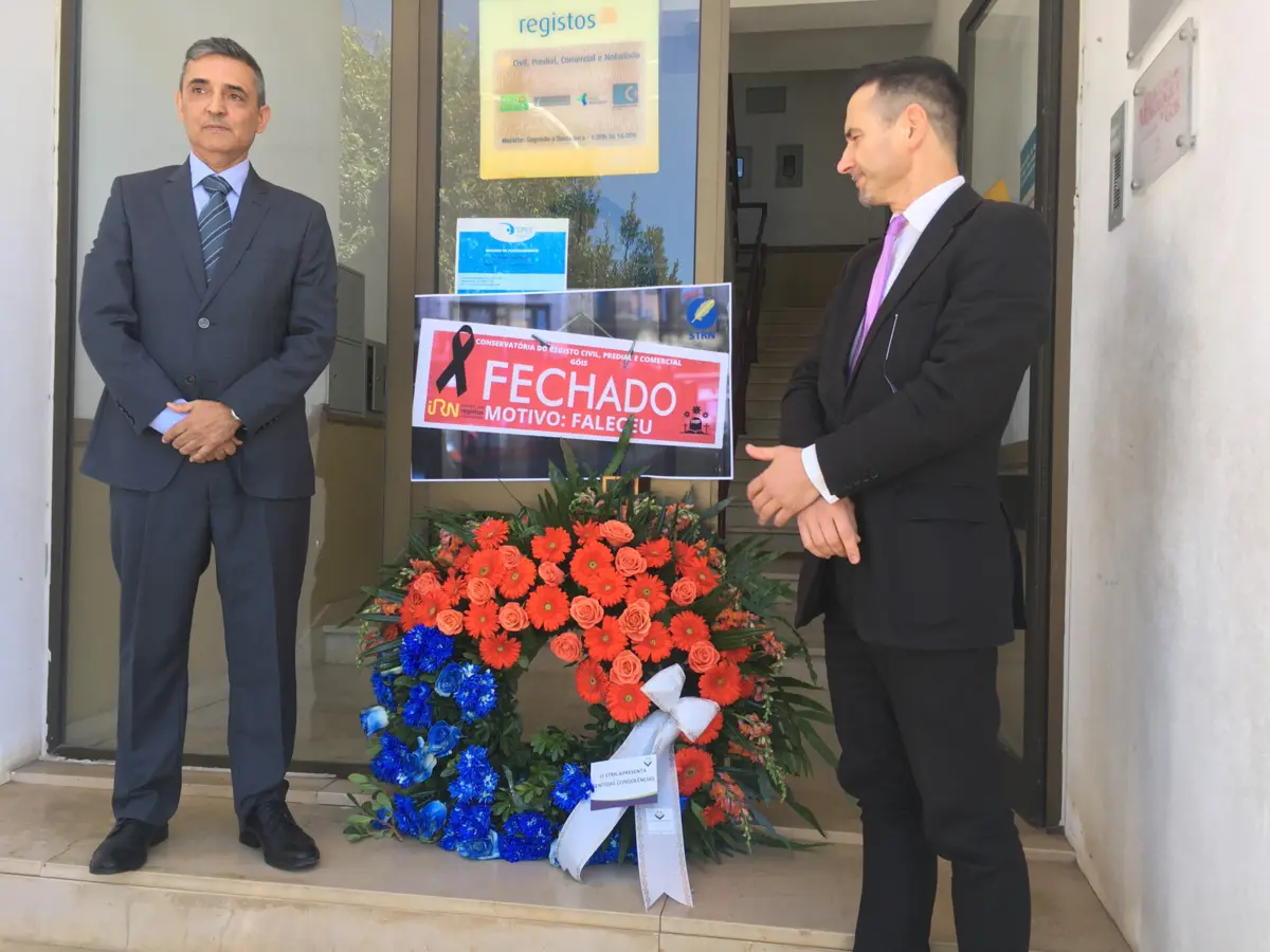 Coroa de flores na Conservatória de Góis