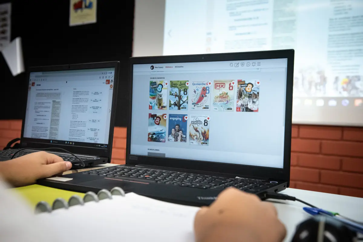 Quatro em cada cinco encarregados de educação insatisfeitos com manuais digitais