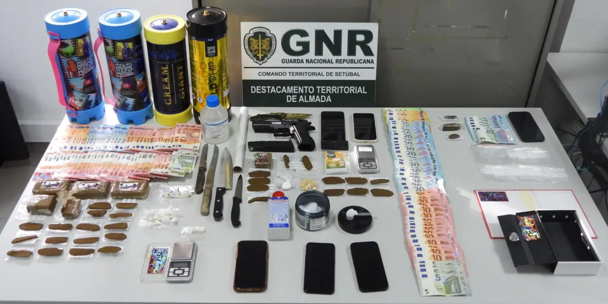 GNR deteve cinco jovens e apreendeu droga e dinheiro, em Almada