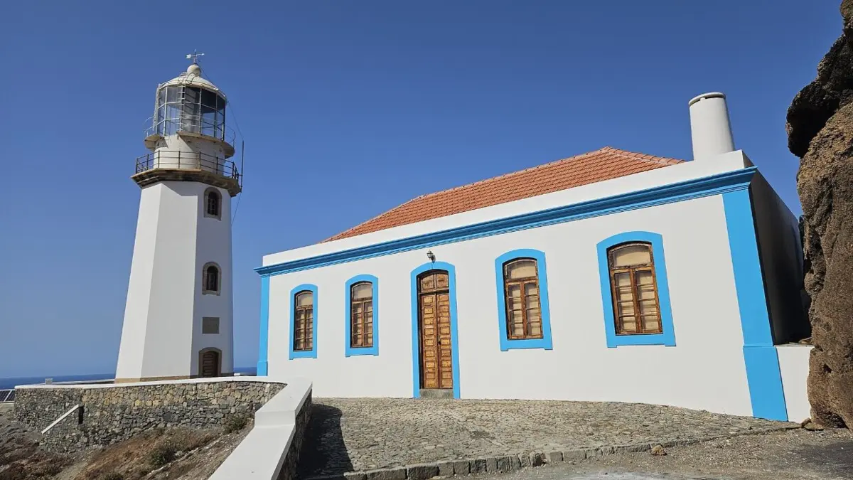 Farol Fontes Pereira de Melo foi construído no século XIX e encontrava-se bastante degradado