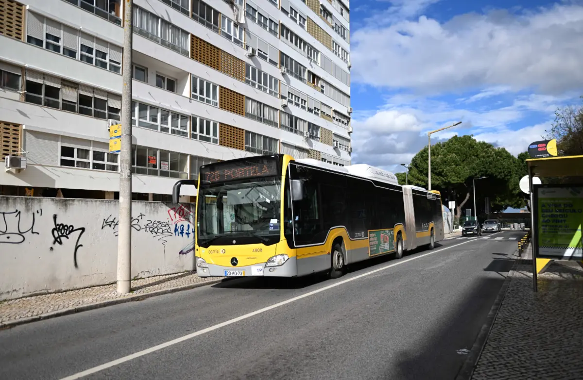 Diligências de investigação iniciaram-se após o aparecimento do cadáver de um homem num descampado