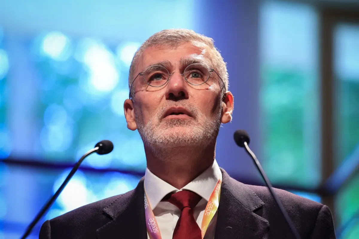 "Precisamos de um presidente que compreenda o mundo, que tenha uma visão clara, que domine os assuntos da defesa e que saiba orientar o país com segurança e confiança", afirmou