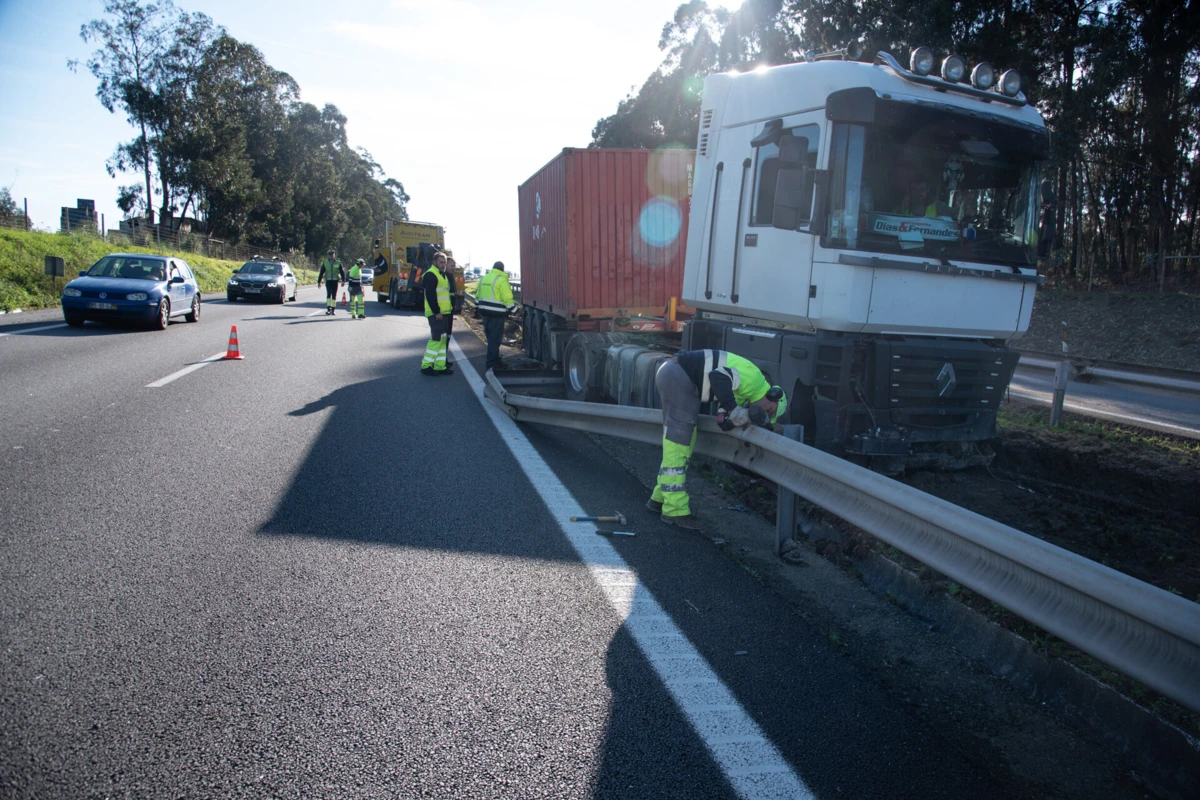 Veículo ficou imobilizado no separador central