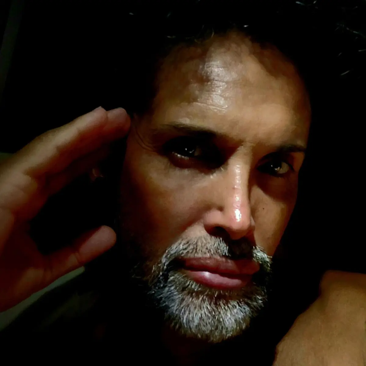 Nascido em Loulé, em 1972, cidade onde atualmente vivia, Nuno Guerreiro tornou-se célebre como vocalista da Ala dos Namorados, na década de 1990