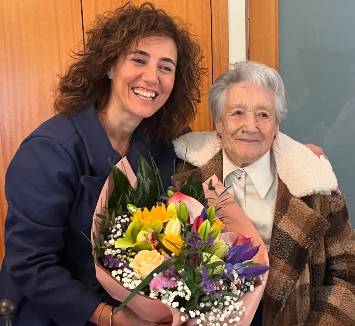 Maria do Carmo recebeu um ramo de flores de Sofia Martins