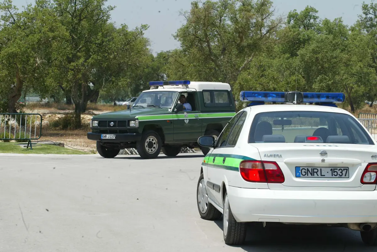 Dupla foi detida falsificação de matrícula, furto de veículo e condução perigosa