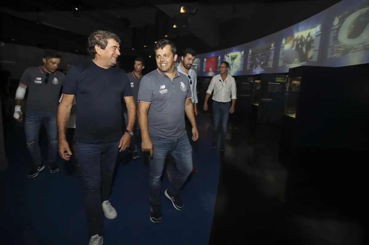 Adriano Quintanilha, à esquerda, com Nuno Ribeiro no museu do F. C. Porto
