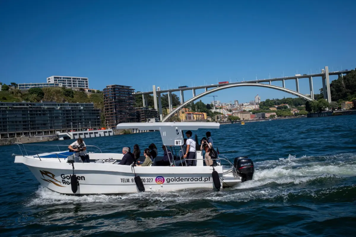 Houve uma travessia simbólica, com os responsáveis a apelarem à adesão da população