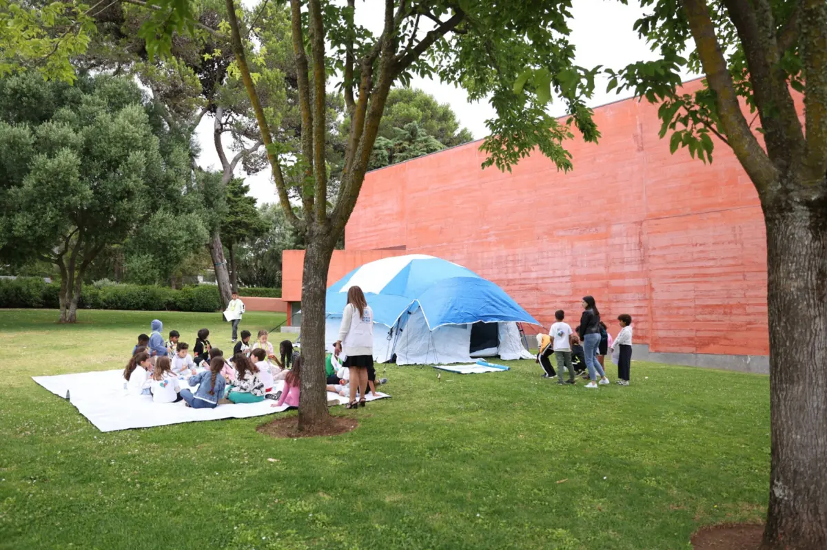 A tenda, idêntica à da imagem, estará aberta nesta sexta-feira das 12 às 19 horas, em Lisboa