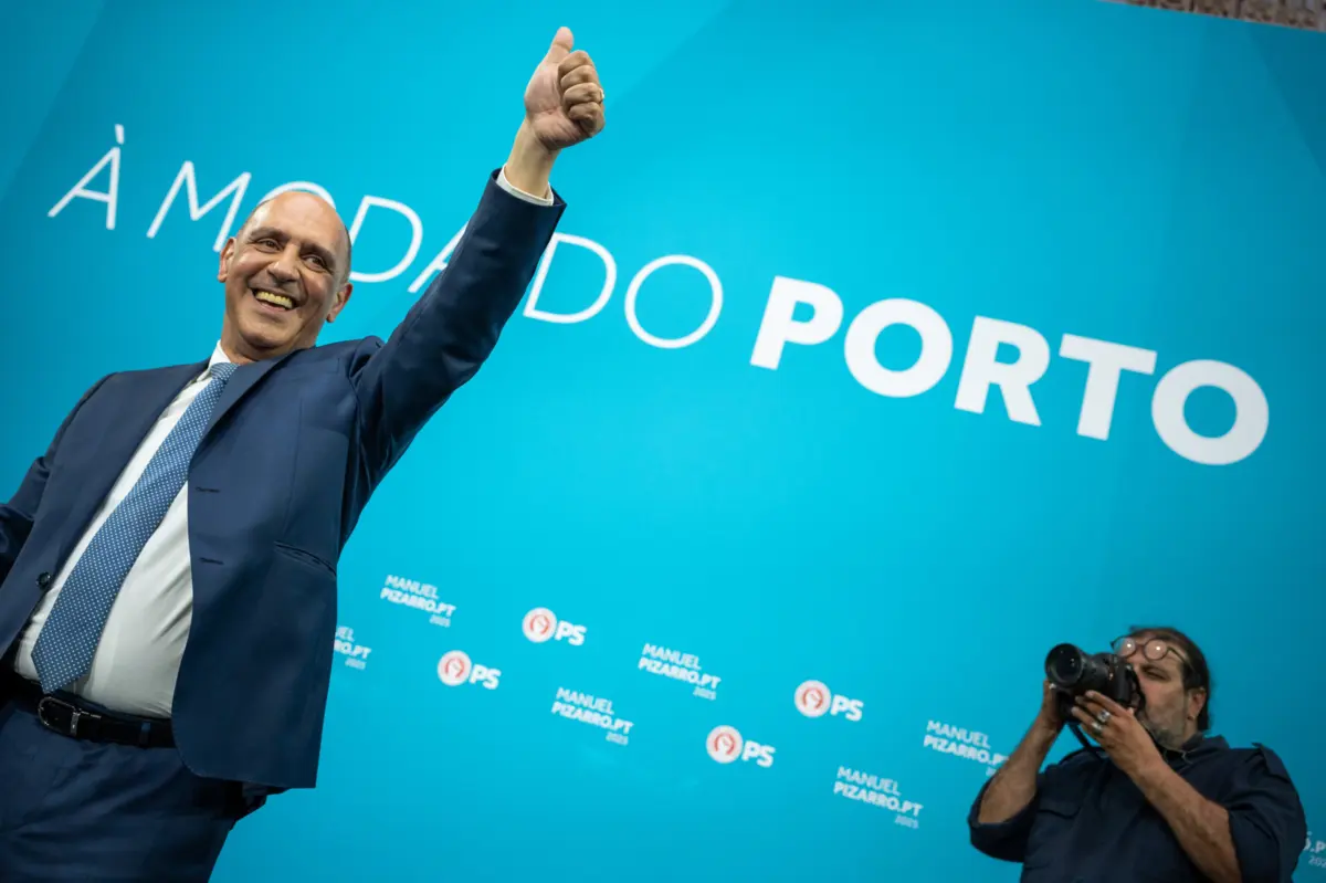 Imagem de contexto do artigo Manuel Pizarro foi ao Bairro D. Leonor mostrar "obra feita" no Porto