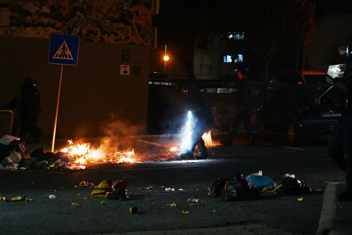 Terceira noite consecutiva de descatos e vandalismo em várias zonas da Grande Lisboa que alastraram à Margem Sul