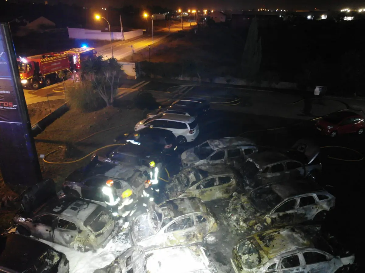 Veículos ficaram destruídos