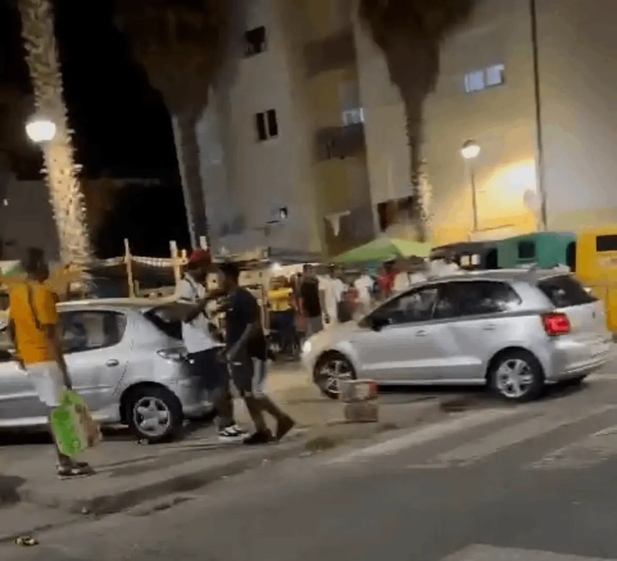 Dezenas de pessoas fugiram aos gritos enquanto o carro avançava