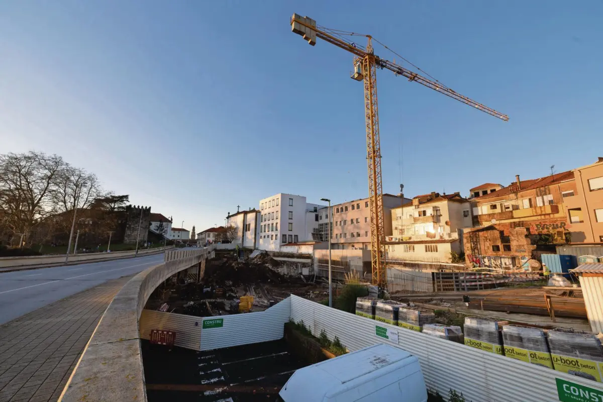 Obras decorrem junto ao viaduto