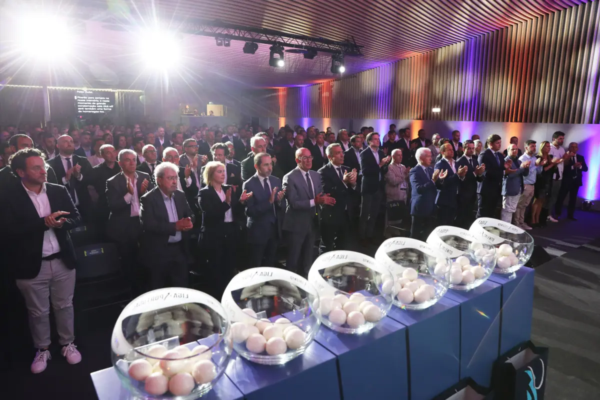 Sorteio dos campeonatos profissionais decorreu num dia triste para o futebol português. Diogo Jota e André Silva lembrados e aplaudidos