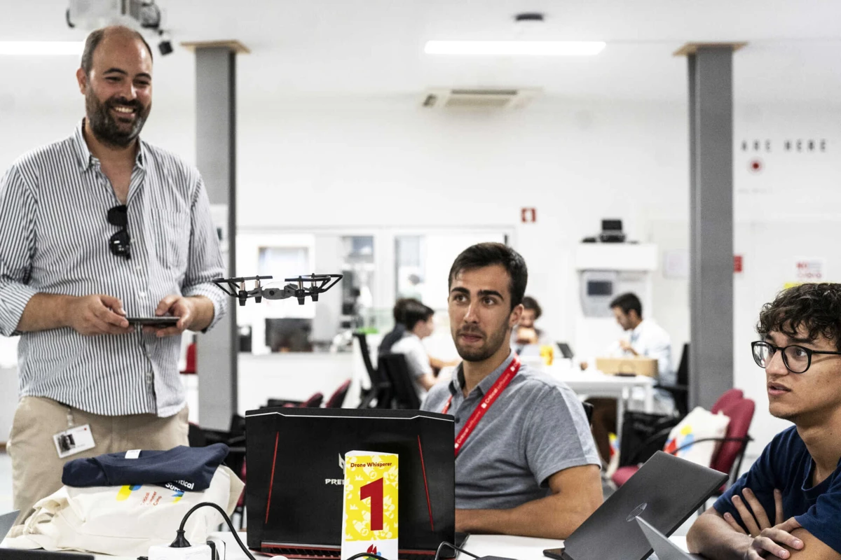 Um drone controlado pela voz está entre os protótipos que os estudantes estão a trabalhar