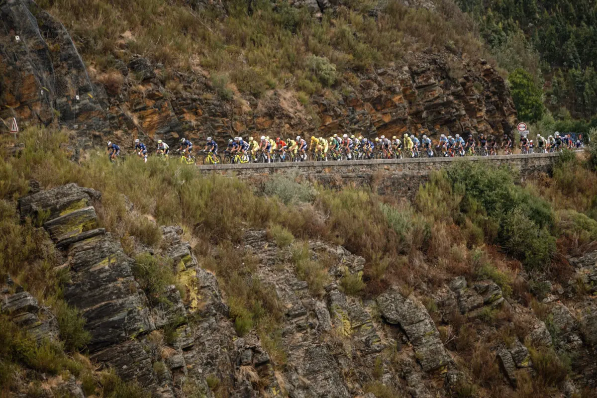 Territórios do norte do país servem de palco à passagem do pelotão