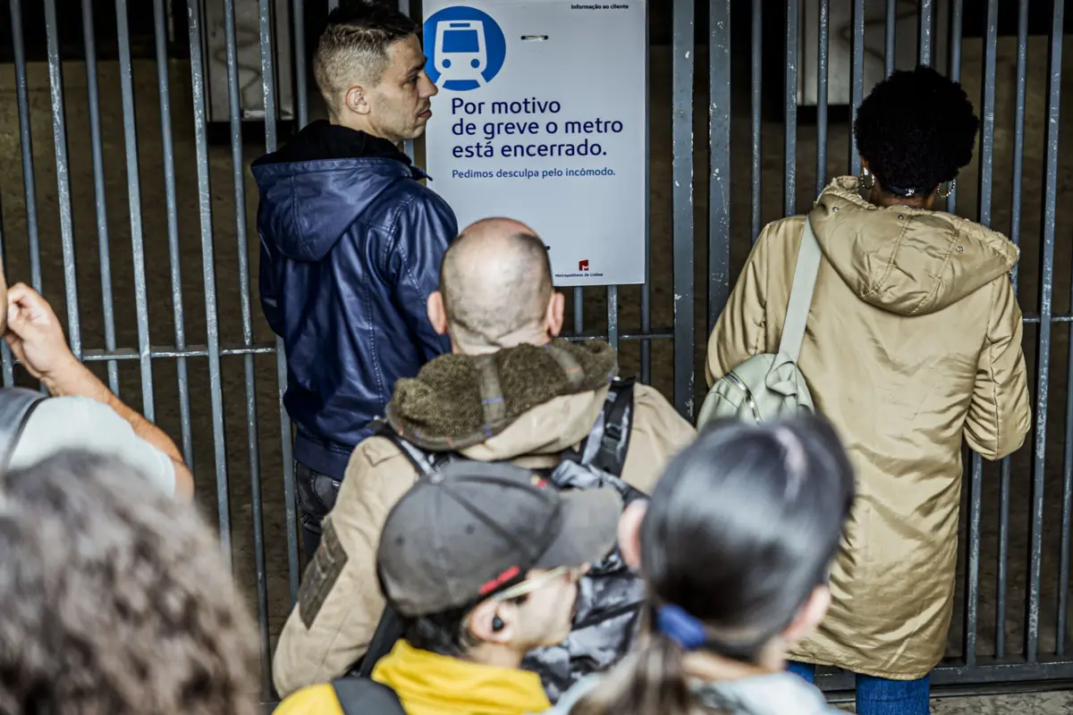 Os trabalhadores exigem ao Metropolitano de Lisboa os pagamentos das denominadas variáveis, ou seja, trabalho suplementar e feriados, e o cumprimento do Acordo de Empresa.