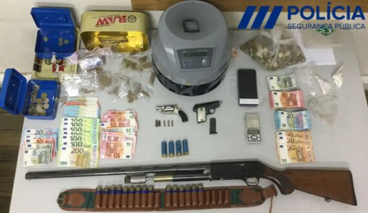 Material apreendido no Bairro do Cerco