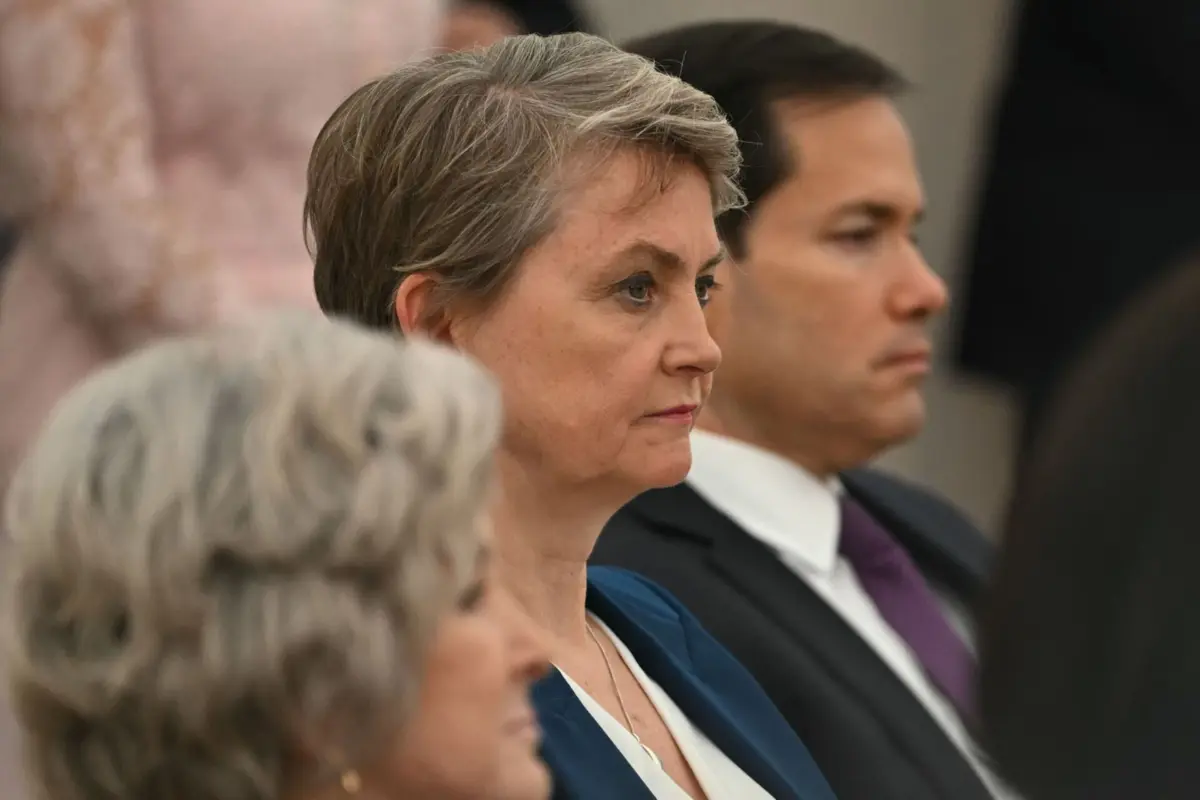 Cooper está em Nova Iorque, nos Estados Unidos, onde participará na conferência internacional sobre a solução de dois Estados