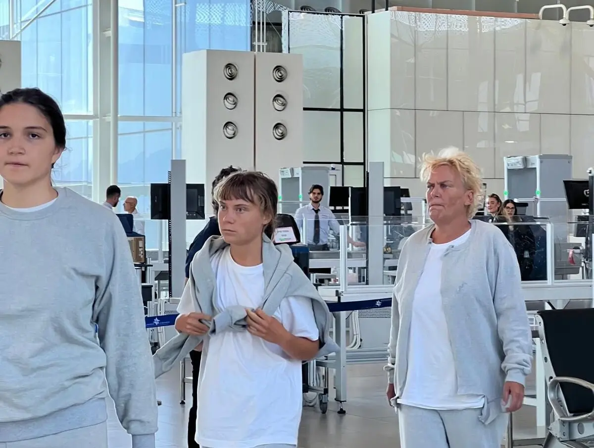 O Ministério israelita publicou fotografias de Thunberg e de outras duas mulheres no aeroporto internacional Ben Gurion