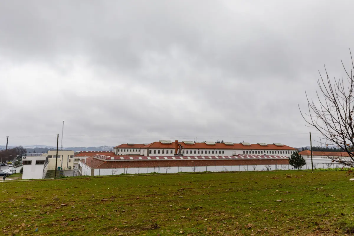 Presos estavam a consumir droga no pátio da cadeia de Paços de Ferreira