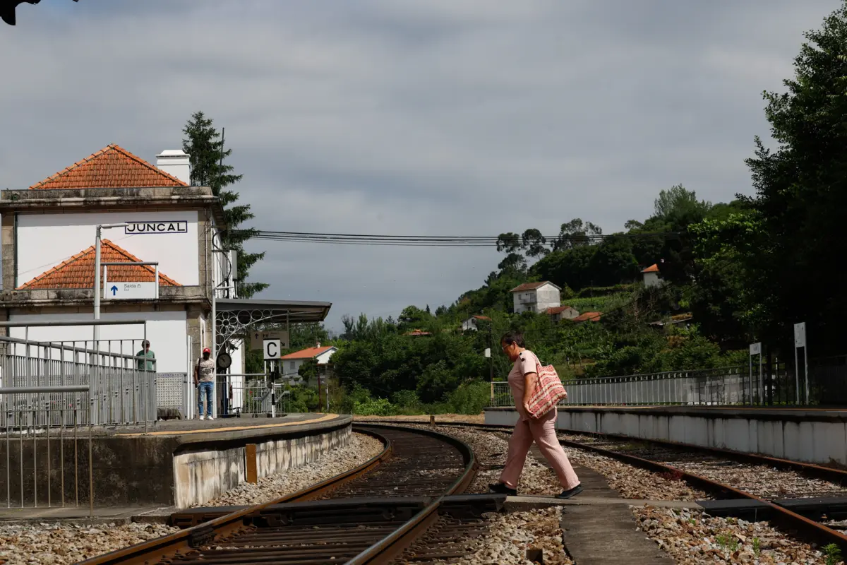 Na Linha do Douro, nomeadamente no troço eletrificado entre o Marco e o Porto, a esmagadora maioria das passagens já foi eliminada