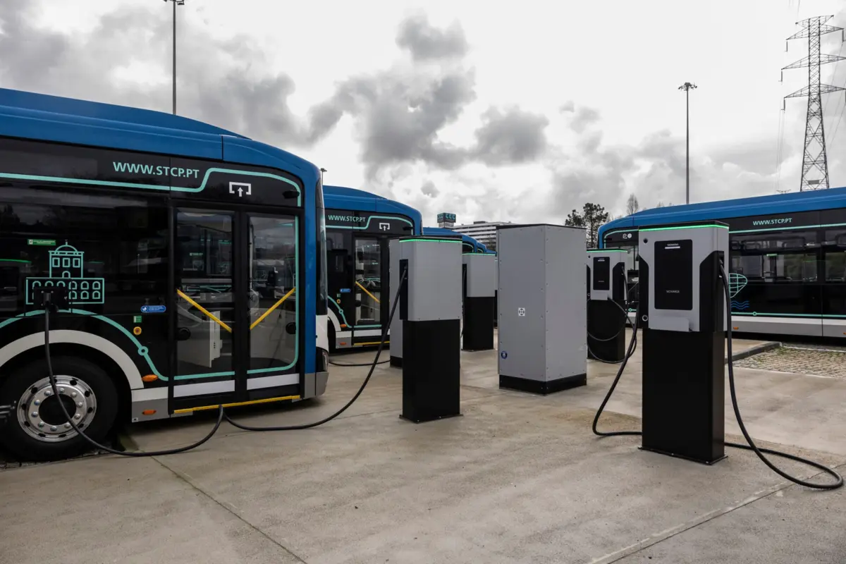 As novas viaturas "irão substituir autocarros em fim de vida"