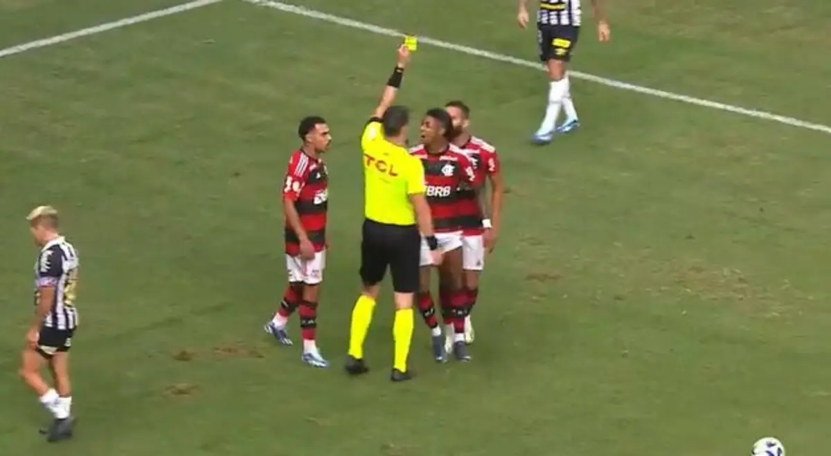 Bruno Henrique foi sancionado no jogo com o Santos