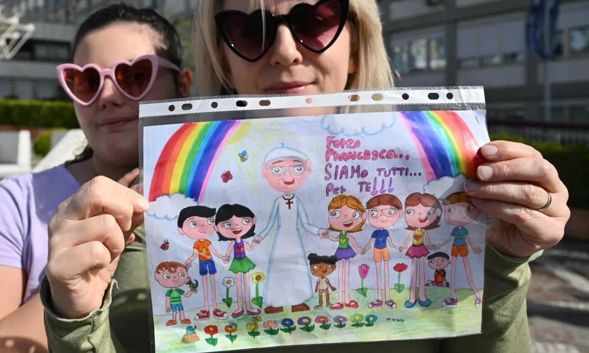 Papa diz ter ficado impressionado com as cartas e os desenhos recebidos