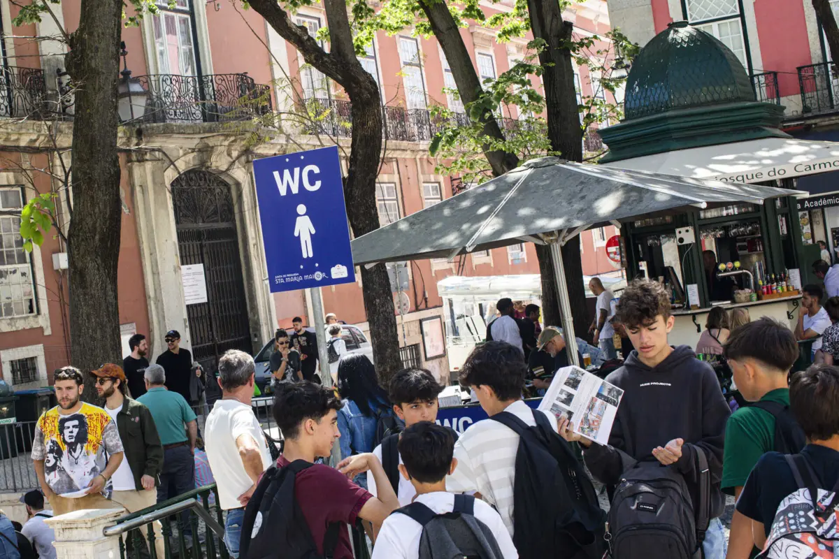 Falta de sanitários provoca filas no acesso, como acontece no Largo do Carmo, em Lisboa