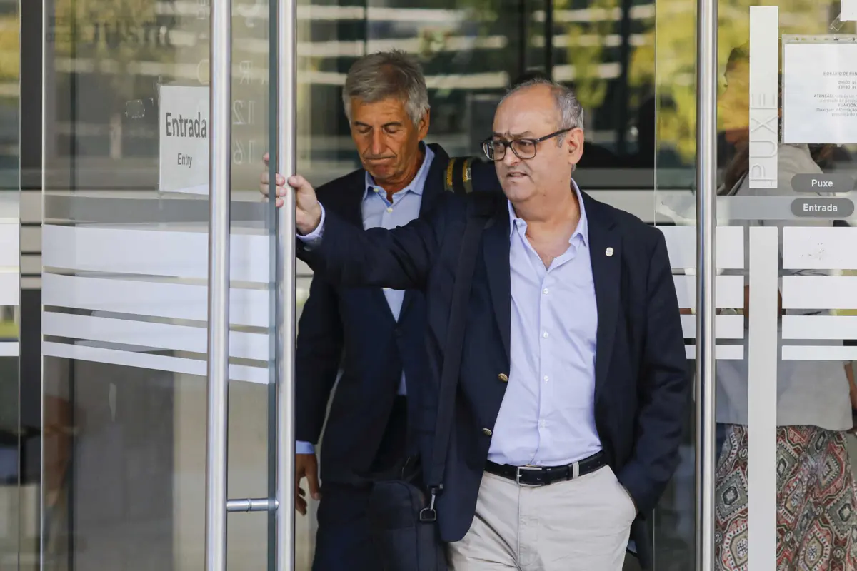 João Agostinho (atrás) e António Sérgio Henriques são dois dos cincos arguidos