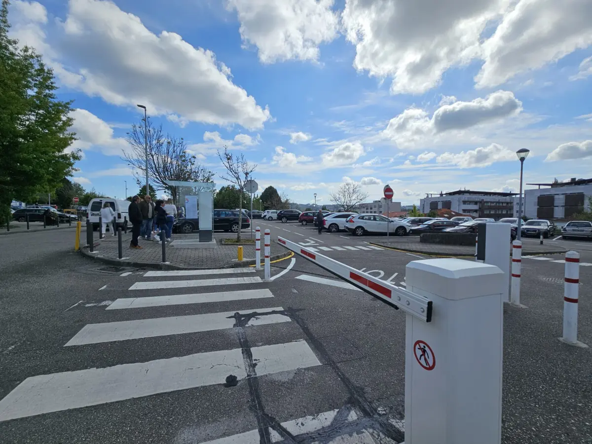 O estacionamento no parque do Hospital S. Sebastião passou a ser pago esta semana