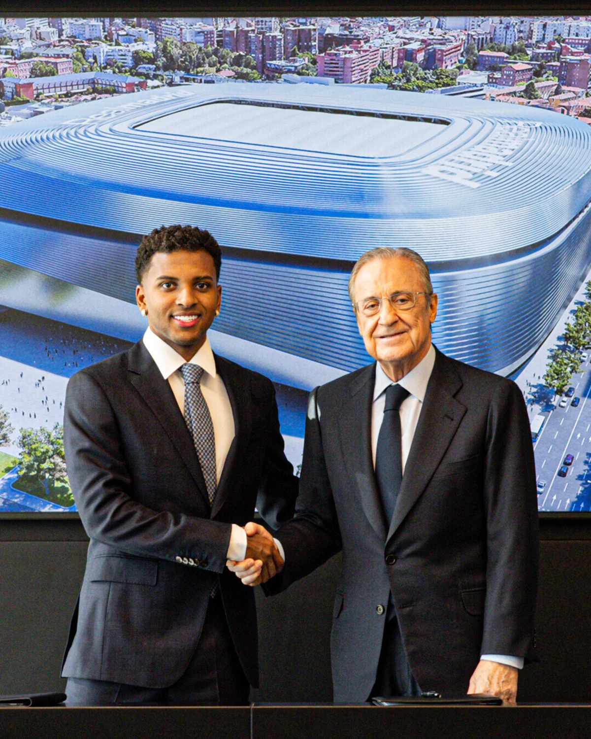 Rodrygo ao lado do presidente do Real Madrid, Florentino Pérez