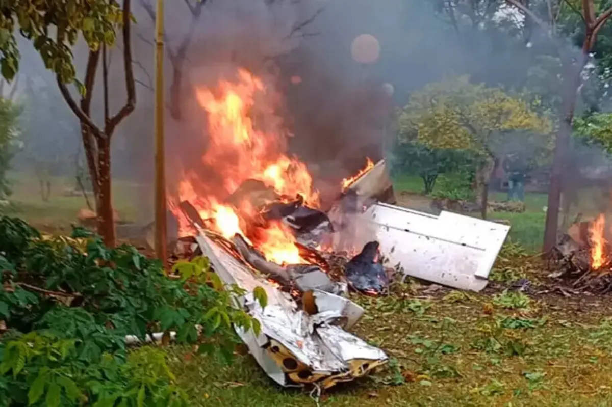Avião despenhou-se e incendiou-se