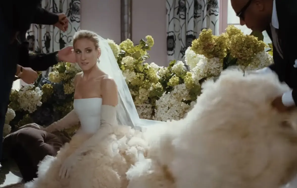 Revendedora de roupa em segunda mão ficou "chocada" por encontrar vestido de noiva de Carrie Bradshaw por menos de 19 dólares