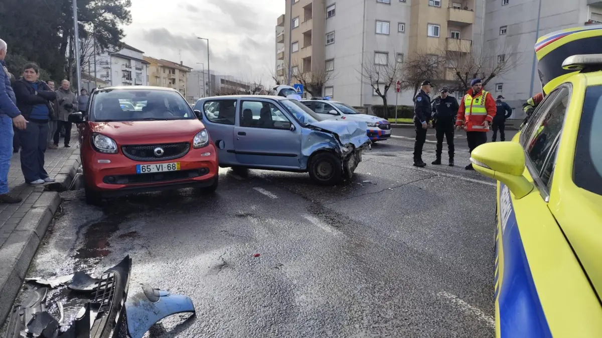 Imagem de contexto do artigo Dois feridos numa colisão entre três carros em Bragança