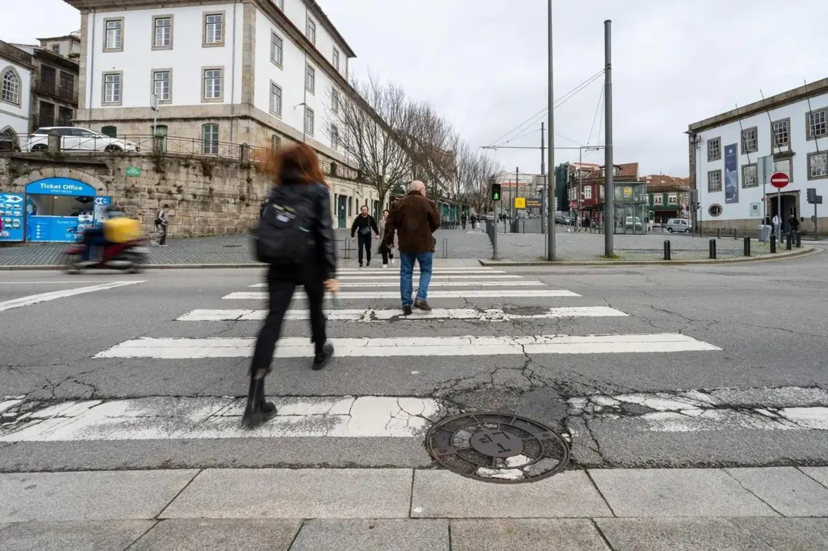 Degradação do pavimento leva Câmara do Porto a intervir