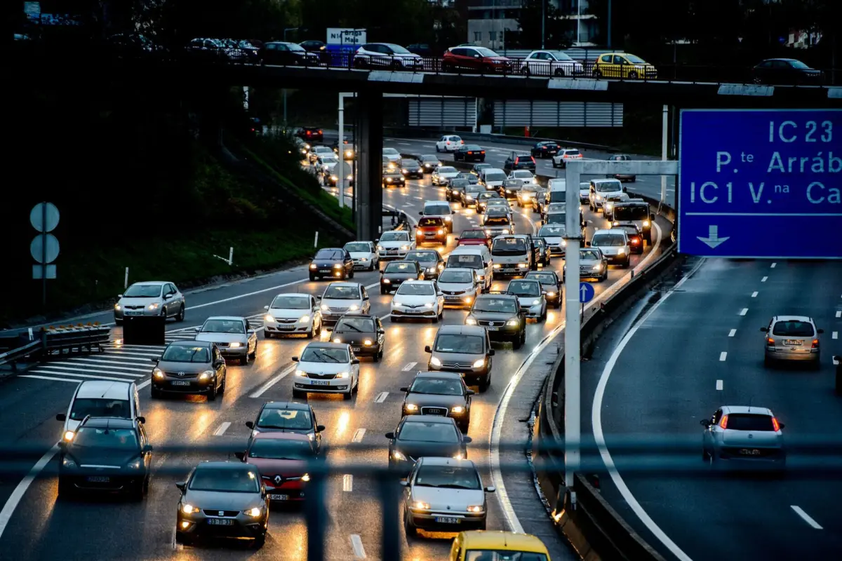 Em causa está uma intervenção de remoção e instalação de infraestruturas de serviço público da rede elétrica