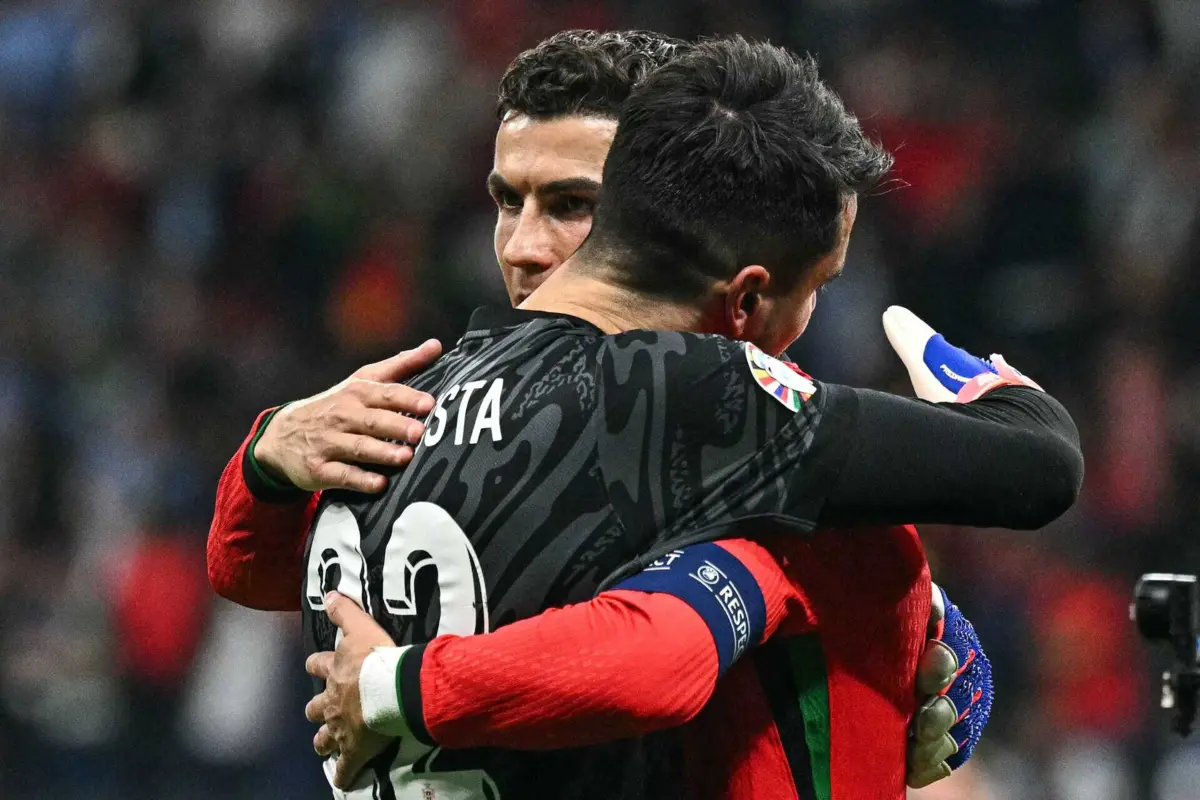 Cristiano Ronaldo e Diogo Costa num abraço que fica na história deste Euro 2024
