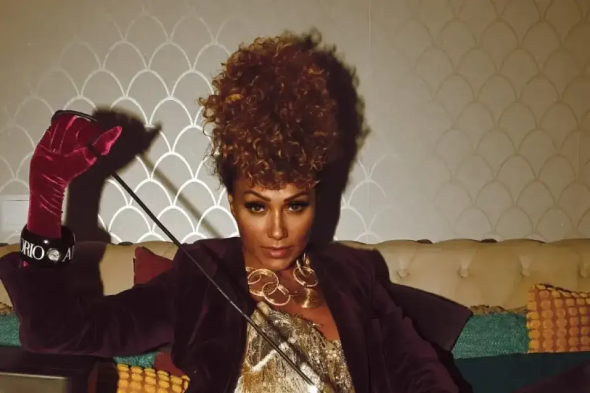 Rebeka Episcopo é uma empresária, DJ, produtora e modelo brasileira há muito radicada em Portugal