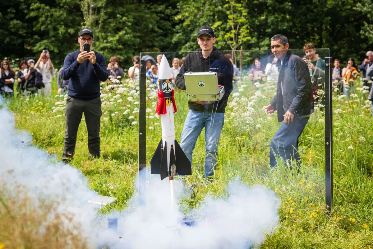 Foguete elevou-se no ar e regressou suavemente ao solo