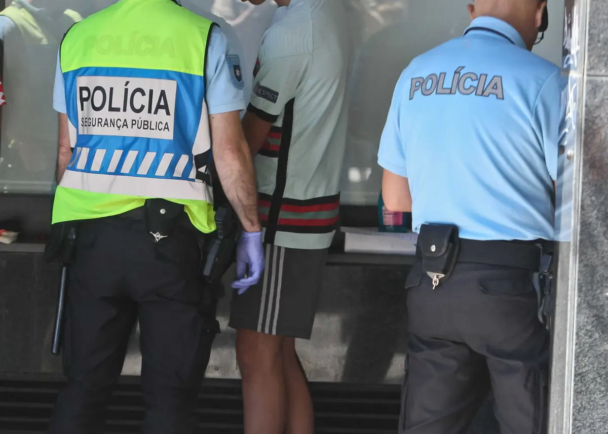 Perante a PSP, os homens "assumiram um comportamento suspeito"