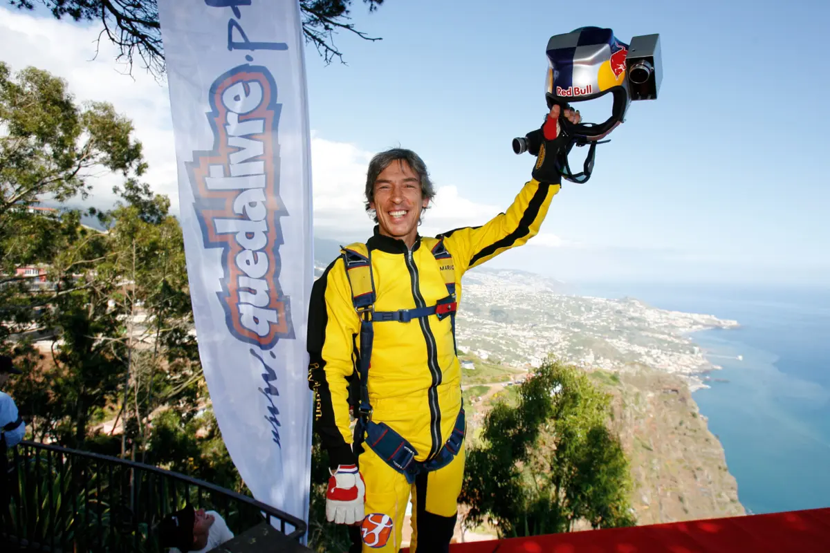 Mário Pardo num salto no Cabo Girão, na Madeira, em 2006